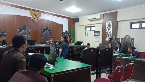 Ni Wayan Ayu Shintia Ariani dihadirkan sebagai saksi kasus pembunuhan Ni Made Vaniradya Puspa Nitra di PN Mataram, Selasa (31/3/2026). (Foto: Abdurrasyid Efendi/detikBali)