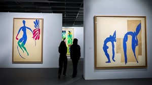 Pengunjung menikmati komposisi warna berani dan bentuk sederhana yang menjadi identitas karya akhir Matisse. REUTERS/Sarah Meyssonnier