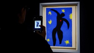 Pameran juga menampilkan desain kaca patri dan ilustrasi buku yang dibuat sang seniman. REUTERS/Sarah Meyssonnier
