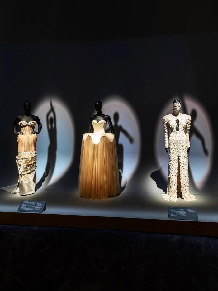 Pameran Museum V&A Schiaparelli di London