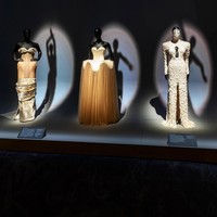 Pameran Mode di London Ungkap Cara Schiaparelli Ubah Fashion Jadi Karya Seni