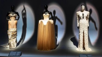 Pameran Mode di London Ungkap Cara Schiaparelli Ubah Fashion Jadi Karya Seni