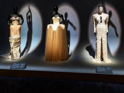 Pameran Mode di London Ungkap Cara Schiaparelli Ubah Fashion Jadi Karya Seni
