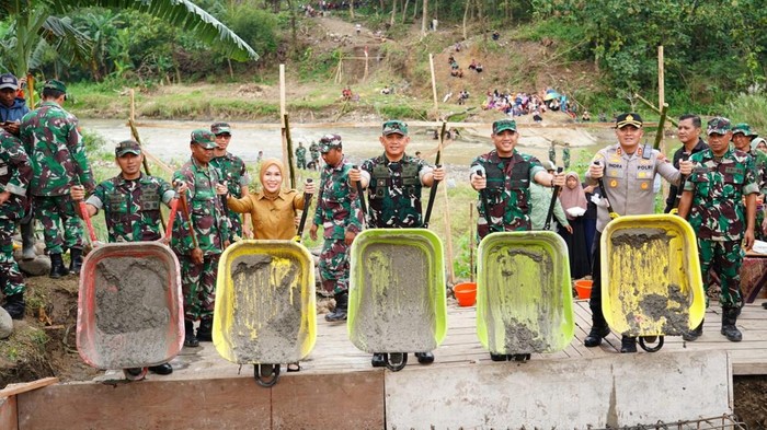 Pangdam IV/Diponegoro memimpin peletakan batu pertama pembangunan Jembatan Garuda di Dukuh Bolo Wetan, Desa Bolo, Wonosegoro, Boyolali.