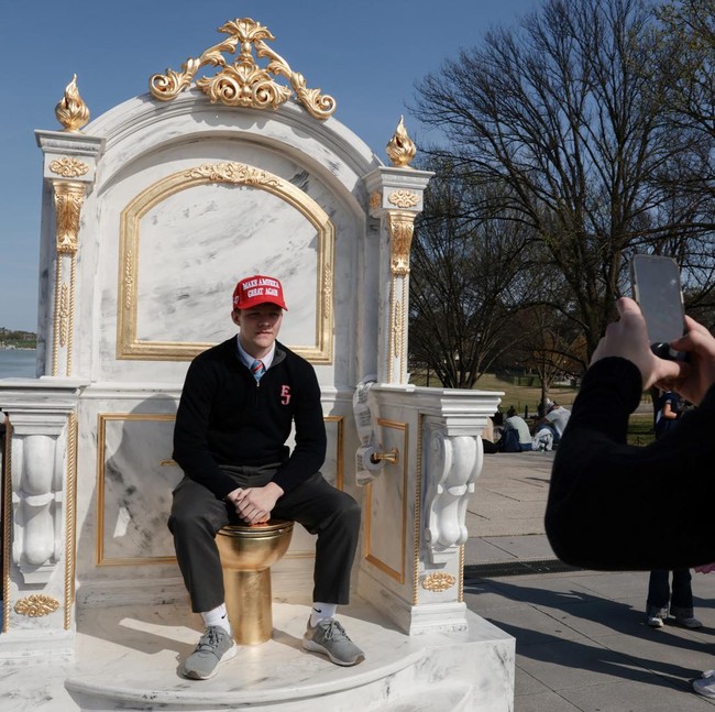 Potret Singgana Toilet Emas di Gedung Putih, Sentilan Keras buat Trump!