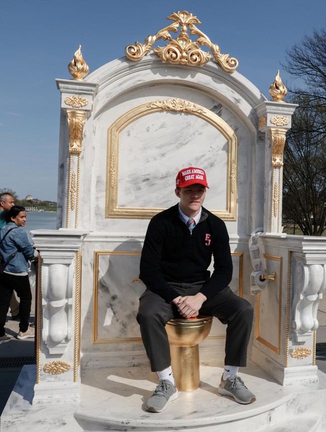 Potret Singgana Toilet Emas di Gedung Putih, Sentilan Keras buat Trump!