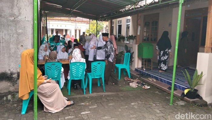 Suasana rumah duka Sertu Muhammad Nur Ichwan di Dusun Deyangan, Desa Deyangan, Kecamatan Mertoyudan, Kabupaten Magelang.