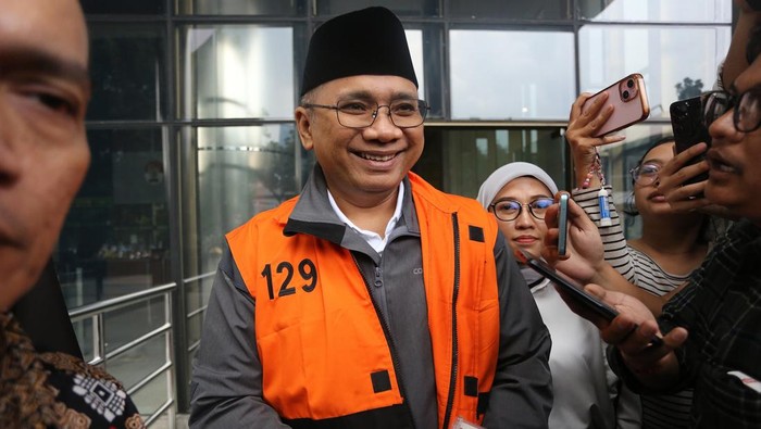 Tersangka kasus dugaan korupsi Yaqut Cholil Qoumas berjalan di area lobi Gedung Merah Putih KPK, Jakarta, Rabu (25/3/2026) untuk keperluan pemeriksaan.  KPK memperpanjang masa penahanan mantan Menteri Agama (Menag) Yaqut Cholil Qoumas (YCQ) selama 40