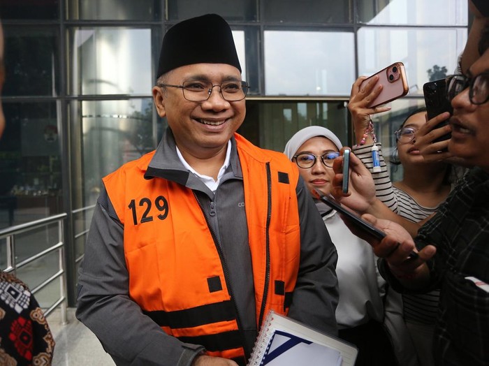 Tersangka kasus dugaan korupsi Yaqut Cholil Qoumas berjalan di area lobi Gedung Merah Putih KPK, Jakarta, Rabu (25/3/2026) untuk keperluan pemeriksaan.  KPK memperpanjang masa penahanan mantan Menteri Agama (Menag) Yaqut Cholil Qoumas (YCQ) selama 40 hari ke depan terhitung mulai hari ini.  Mantan Menteri Agama periode 2020-2024 terseret kasus dugaan korupsi kuota haji dan penyelenggaraan ibadah haji yang merugikan negara sekitar Rp 622 miliar.