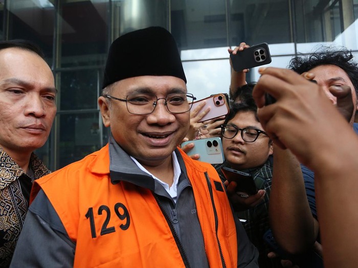 Tersangka kasus dugaan korupsi Yaqut Cholil Qoumas berjalan di area lobi Gedung Merah Putih KPK, Jakarta, Rabu (25/3/2026) untuk keperluan pemeriksaan.  KPK memperpanjang masa penahanan mantan Menteri Agama (Menag) Yaqut Cholil Qoumas (YCQ) selama 40 hari ke depan terhitung mulai hari ini.  Mantan Menteri Agama periode 2020-2024 terseret kasus dugaan korupsi kuota haji dan penyelenggaraan ibadah haji yang merugikan negara sekitar Rp 622 miliar.