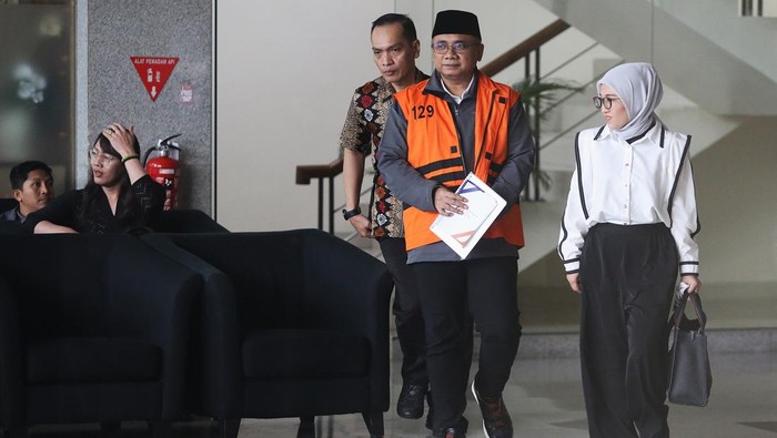 Tersangka kasus dugaan korupsi Yaqut Cholil Qoumas berjalan di area lobi Gedung Merah Putih KPK, Jakarta, Rabu (25/3/2026) untuk keperluan pemeriksaan.  KPK memperpanjang masa penahanan mantan Menteri Agama (Menag) Yaqut Cholil Qoumas (YCQ) selama 40 hari ke depan terhitung mulai hari ini.  Mantan Menteri Agama periode 2020-2024 terseret kasus dugaan korupsi kuota haji dan penyelenggaraan ibadah haji yang merugikan negara sekitar Rp 622 miliar.