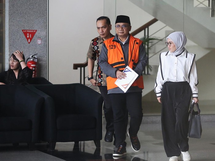Tersangka kasus dugaan korupsi Yaqut Cholil Qoumas berjalan di area lobi Gedung Merah Putih KPK, Jakarta, Rabu (25/3/2026) untuk keperluan pemeriksaan.  KPK memperpanjang masa penahanan mantan Menteri Agama (Menag) Yaqut Cholil Qoumas (YCQ) selama 40 hari ke depan terhitung mulai hari ini.  Mantan Menteri Agama periode 2020-2024 terseret kasus dugaan korupsi kuota haji dan penyelenggaraan ibadah haji yang merugikan negara sekitar Rp 622 miliar.
