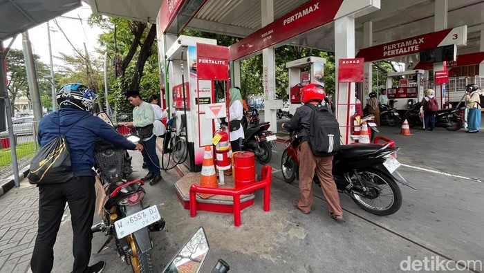 Penampakan antrean motor dan mobil di SPBU Jalan Semarang Surabaya, Selasa