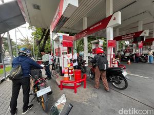 Antrean Mengular di SPBU Surabaya Imbas Isu Kenaikan BBM