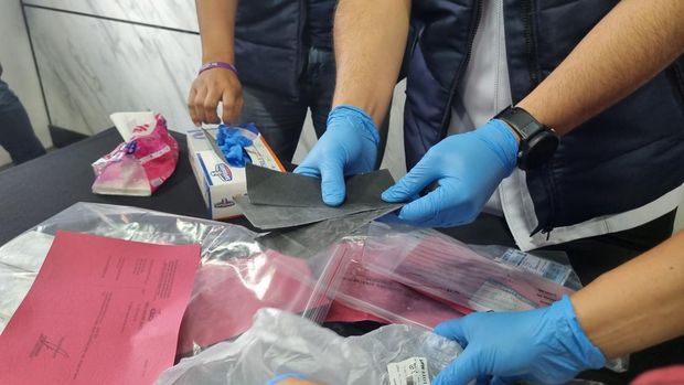 Penampakan barang bukti black dollar (Taufiq/detikcom)