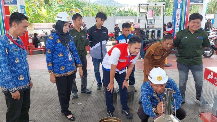 Pertamina dan Disperindag Tanggamus melakukan uji tera di Lampung