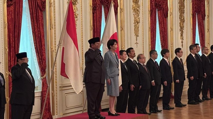 PM Jepang Sanae Takaichi menyambut kedatangan Prabowo di Tokyo.