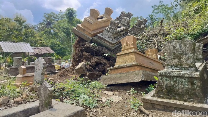 Pohon beringin raksasa di tengah pemakaman umum di Malang tumbang mengangkat sejumlah makam dan jenazah.