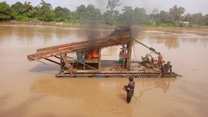 Polisi memusnahkan alat rakit PETI di alisan Sungai Kuantan, Kabupaten Kuantan Singingi, Riau, Selasa (31/3/2026).
