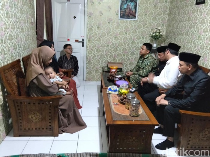 Bupati Magelang Grengseng Pamuji bersama Forkopimda melayat di rumah duka Sertu Muhammad Nur Ichwan di Dusun Deyangan, Desa Deyangan, Kecamatan Mertoyudan, Kabupaten Magelang, Selasa (31/3/2026).