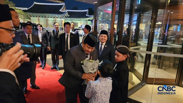 Presiden Prabowo Subianto tiba di Pangkalan Udara Seoul Air Base/K16, Seong, Korea Selatan, Selasa, (31/3/2026) pukul 19.00 waktu setempat. Kedatangan Presiden menandai dimulainya kunjungan resmi perdananya ke Negeri Ginseng. (CNBC Indonesia/Emir Yanwardhana)