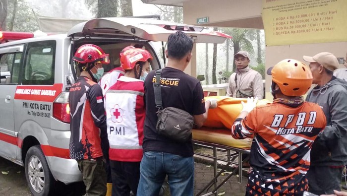 Proses evakuasi jenazah di bawah Jembatan Cangar