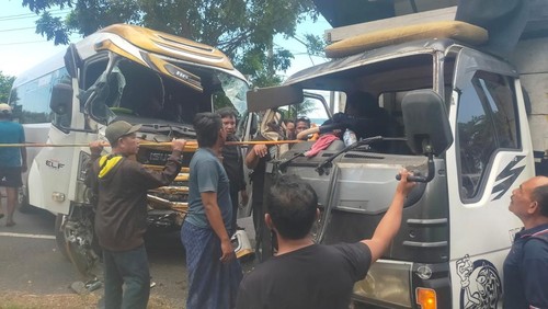 Proses evakuasi sopir truk yang terjepit saat kecelakaan di Jalan Denpasar-Gilimanuk, Banjar Dangin Tukad, Desa Pengeragoan, Pekutatan, Jembrana, Bali, Selasa (31/3/2026). (Foto: Dok. Polres Jembrana)