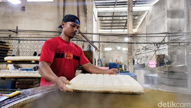 Proses pembuatan tahu di Cibuntu, Kota Bandung.