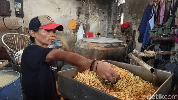 Proses pembuatan tahu di Cibuntu, Kota Bandung.