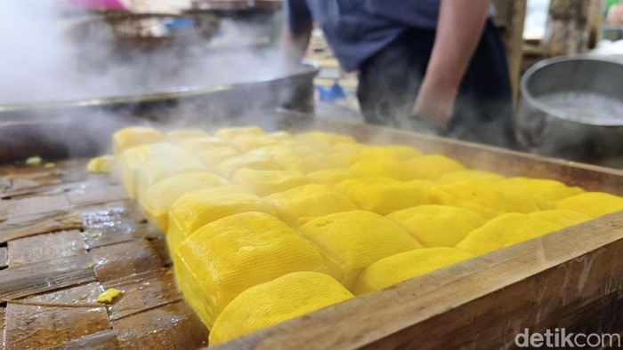 Proses pembuatan tahu di Cibuntu, Kota Bandung.