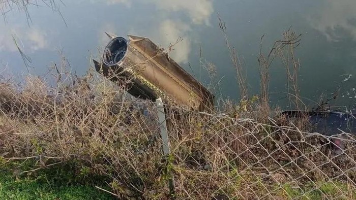 Puing rudal sistem pertahanan udara NATO yang mencegat rudal dari Iran terlihat di wilayah Dortyol, Turki, pada awal Maret lalu (dok. Reuters)