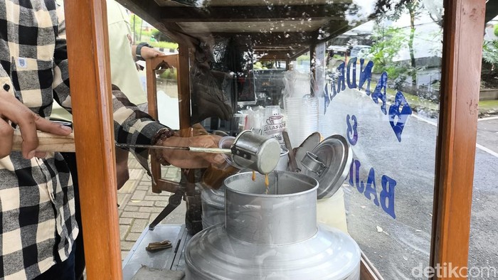 Ramdani, penjual bandrek bajigur di Muararajeun, Kota Bandung