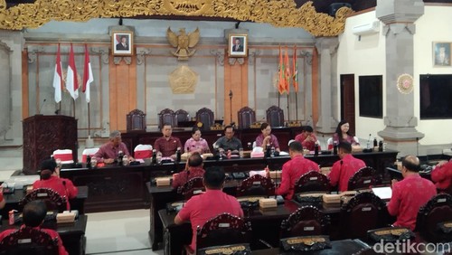 Rapat Kerja Komisi IV DPRD Tabanan bersama OPD pengampu di Ruang Rapat DPRD Tabanan, Selasa (31/3/2026). (Foto: Krisna Pradipta/detikBali)