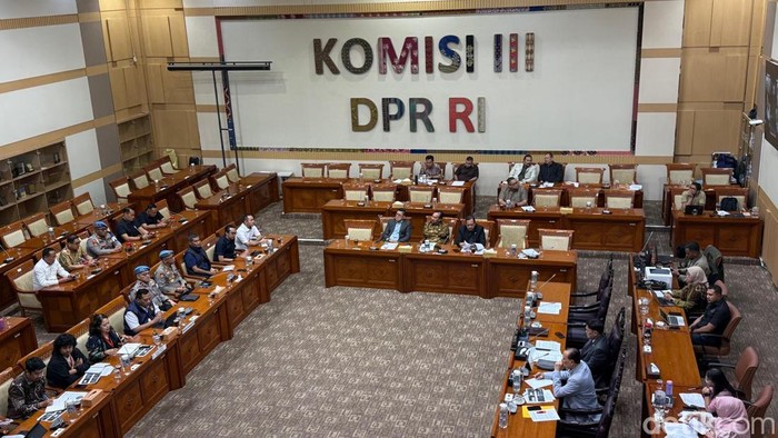 Komisi III DPR menggelar rapat dengar pendapat (RDP) bersama Polda Metro Jaya dan tim kuasa hukum aktivis KontraS Andrie Yunus, Selasa (31/3/2026).