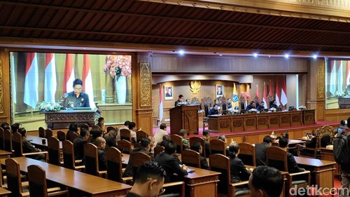 Rapat paripurna penyampaian Laporan Keterangan Pertanggungjawaban (LKPJ) APBD Badung 2025 di DPRD Badung, Selasa (31/3/2026). (Foto: Agus Eka/detikBali)