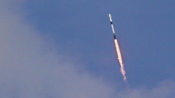 Setelah lepas landas, roket mengikuti lintasan menuju timur laut sebelum tahap pertama (booster) kembali mendarat di kapal drone di Samudra Atlantik, sebagai bagian dari sistem roket yang dapat digunakan ulang. REUTERS/Steve Nesius 