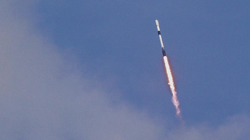 Photographers watch a SpaceX Falcon 9 rocket lift off from the Cape Canaveral Space Force Station with a payload of 29 Starlink satellites in Cape Canaveral, Florida, U.S., March 30, 2026. It was the booster's record-breaking 34th flight. REUTERS/Steve Nesius