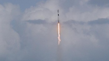 Peluncuran ini merupakan bagian dari misi rutin perusahaan untuk memperluas jaringan internet global berbasis satelit di orbit rendah Bumi (low Earth orbit/LEO). Satelit-satelit ini termasuk generasi terbaru (V2 Mini) yang dirancang meningkatkan kapasitas dan kualitas layanan internet Starlink. REUTERS/Steve Nesius 