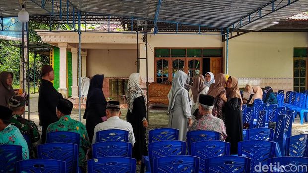 Rumah Duka Praka Farizal Karangan bunga berdatangan di rumah duka Praka Farizal Rhomadhon di Kulon Progo, Selasa (31/3/2026)