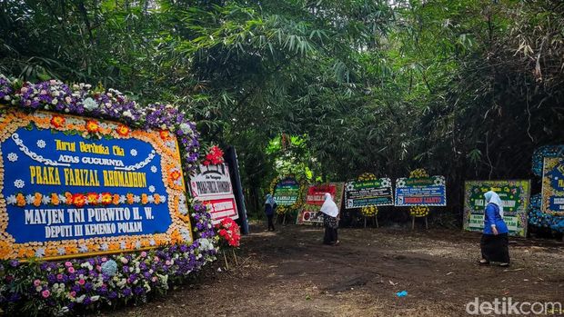 Rumah Duka Praka Farizal Karangan bunga berdatangan di rumah duka Praka Farizal Rhomadhon di Kulon Progo, Selasa (31/3/2026)