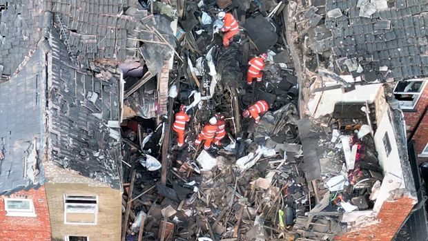 Rumah Hancur Akibat Ledakan Gas Sebuah rumah di Inggris hancur akibat ledakan gas. Hal itu terjadi karena ulah pemiliknya sendiri yang kesal karena tarif sewanya naik.