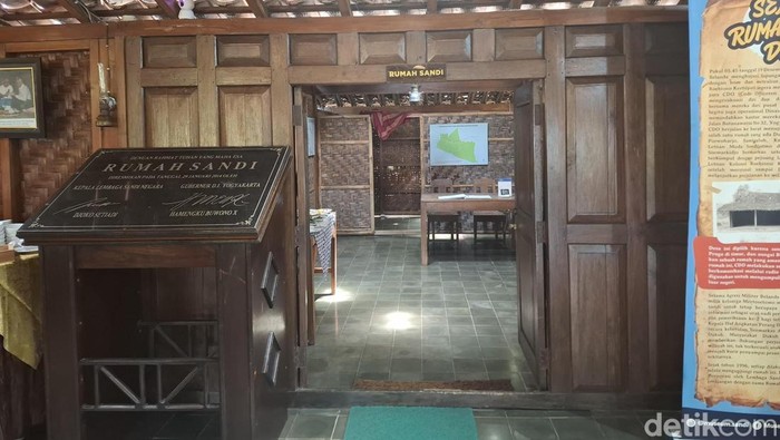 Adalah Rumah Sandi yang menjadi markas komunikasi darurat pejuang sandi pada masa itu.