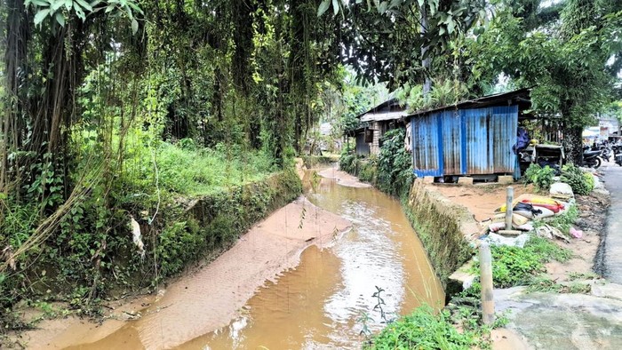 Salah satu Bantaran Sungai di Kelurahan Karang Anyar