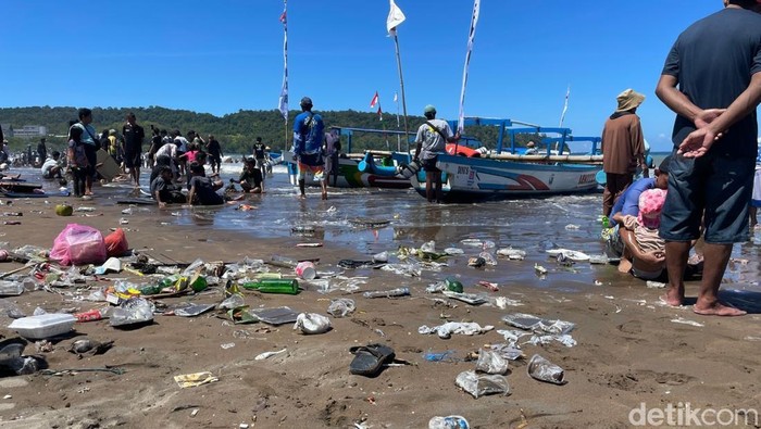 Sampah di Pantai Pangandaran.