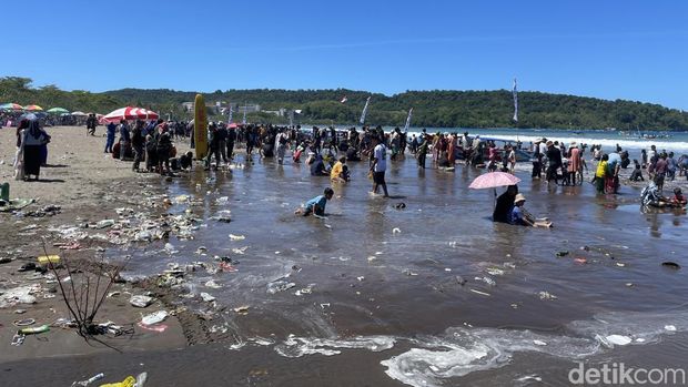 Sampah di Pantai Pangandaran. Sampah di Pantai Pangandaran.