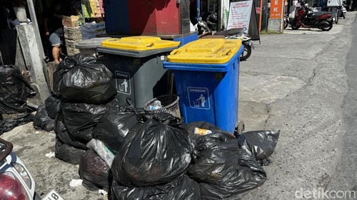 Sampah menumpuk di sejumlah titik di Denpasar, Selasa (31/3/2026).