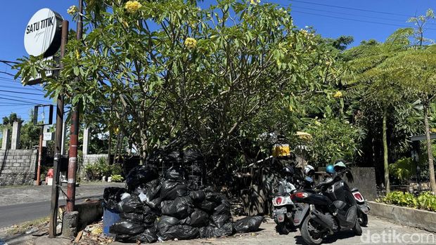 Sampah menumpuk di sejumlah titik di Denpasar, Selasa (31/3/2026).