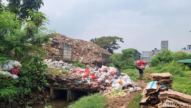 Sampah Pasar Kramat Jati dan Tembok Jebol