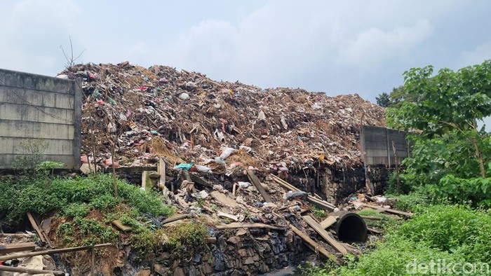 Sampah Pasar Kramat Jati dan Tembok Jebol