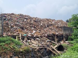 Gunungan Sampah Pasar Kramat Jati Bikin Tembok Jebol, Warga Ngeluh Bau